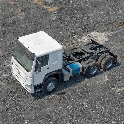 HOWO fehér pótkocsis traktor